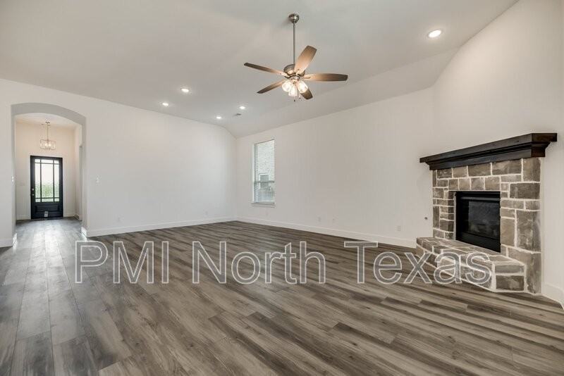 405 Yellowstone Dr - Photo 4 of 19