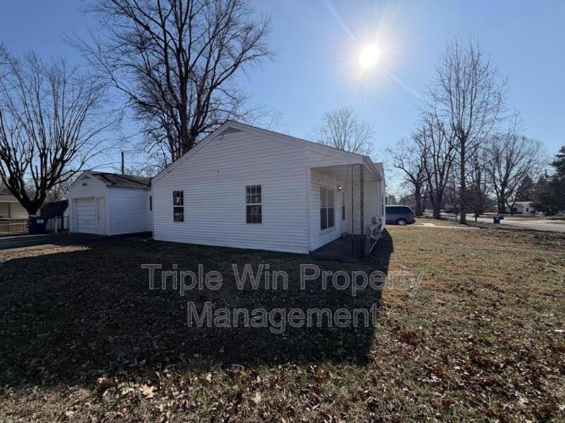 300 Brackleigh Ln - Photo 3 of 23