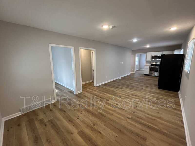 2822 E 19th St - Photo 3 of 14