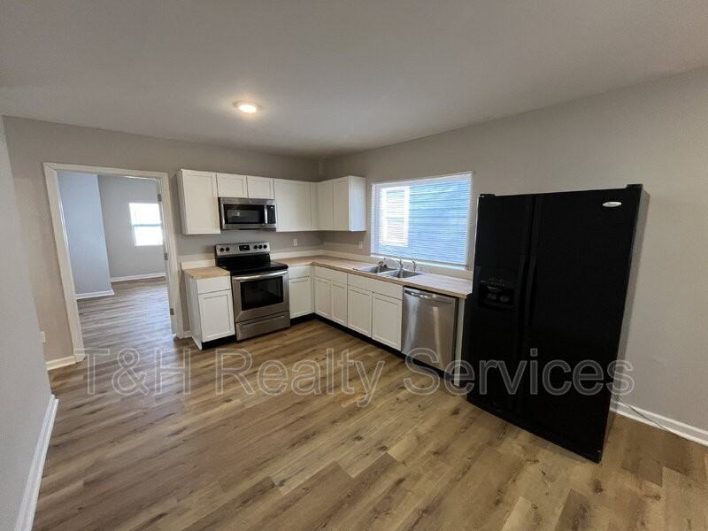 2822 E 19th St - Photo 4 of 14