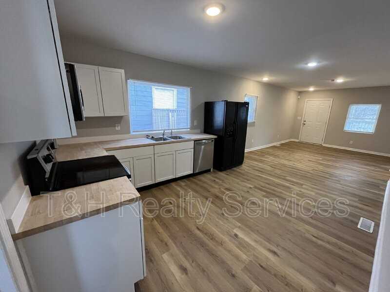 2822 E 19th St - Photo 5 of 14