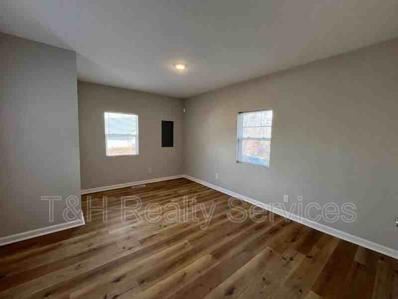 2822 E 19th St - Photo 6 of 14