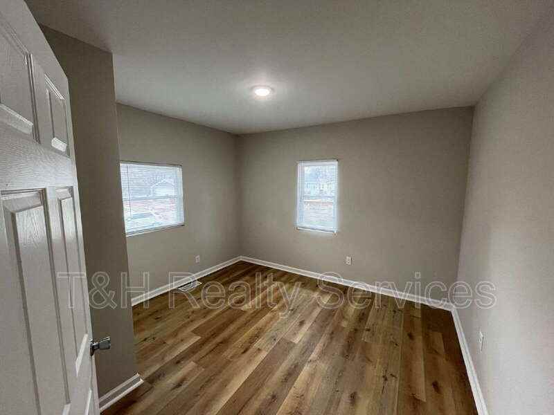 2822 E 19th St - Photo 7 of 14