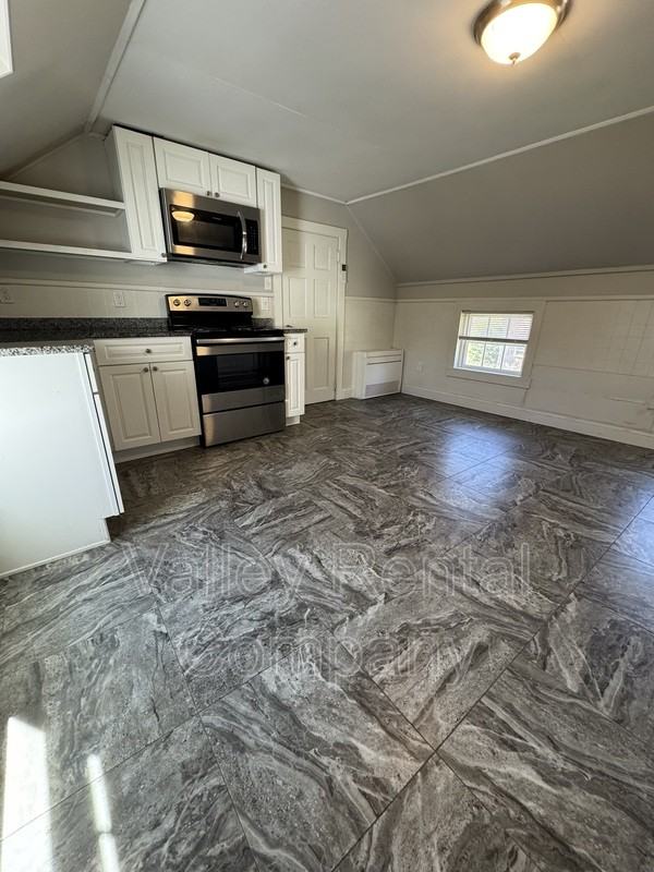 39 Middle St - Photo 2 of 11