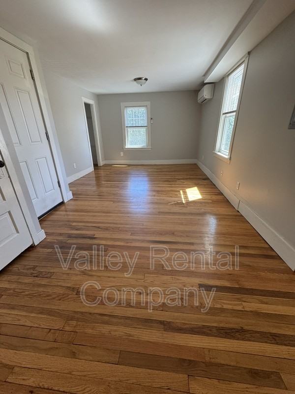 39 Middle St - Photo 7 of 11