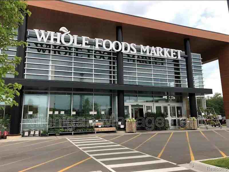 2735 E Maple Rd - Photo 3 of 34