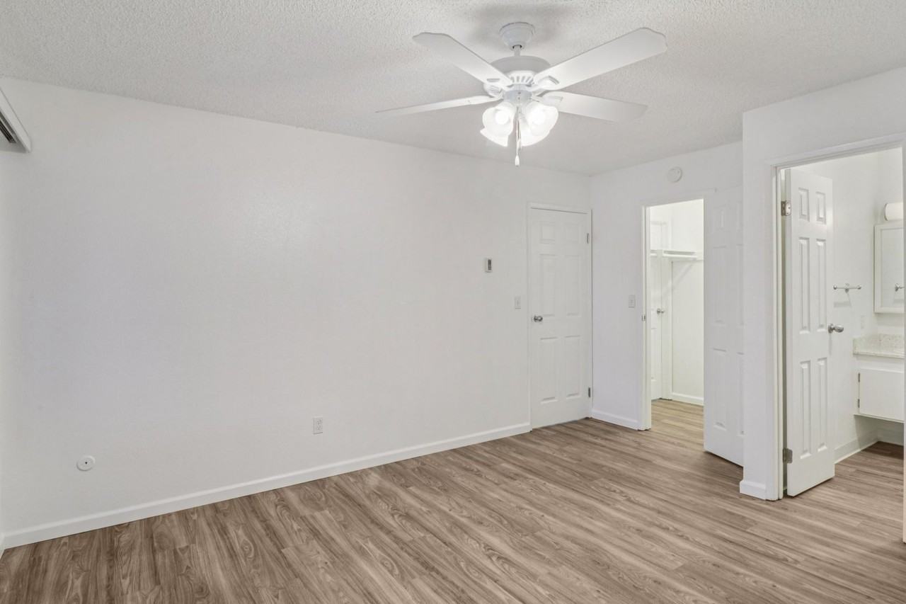 Stadium Arms Apartments - Photo 7 of 23