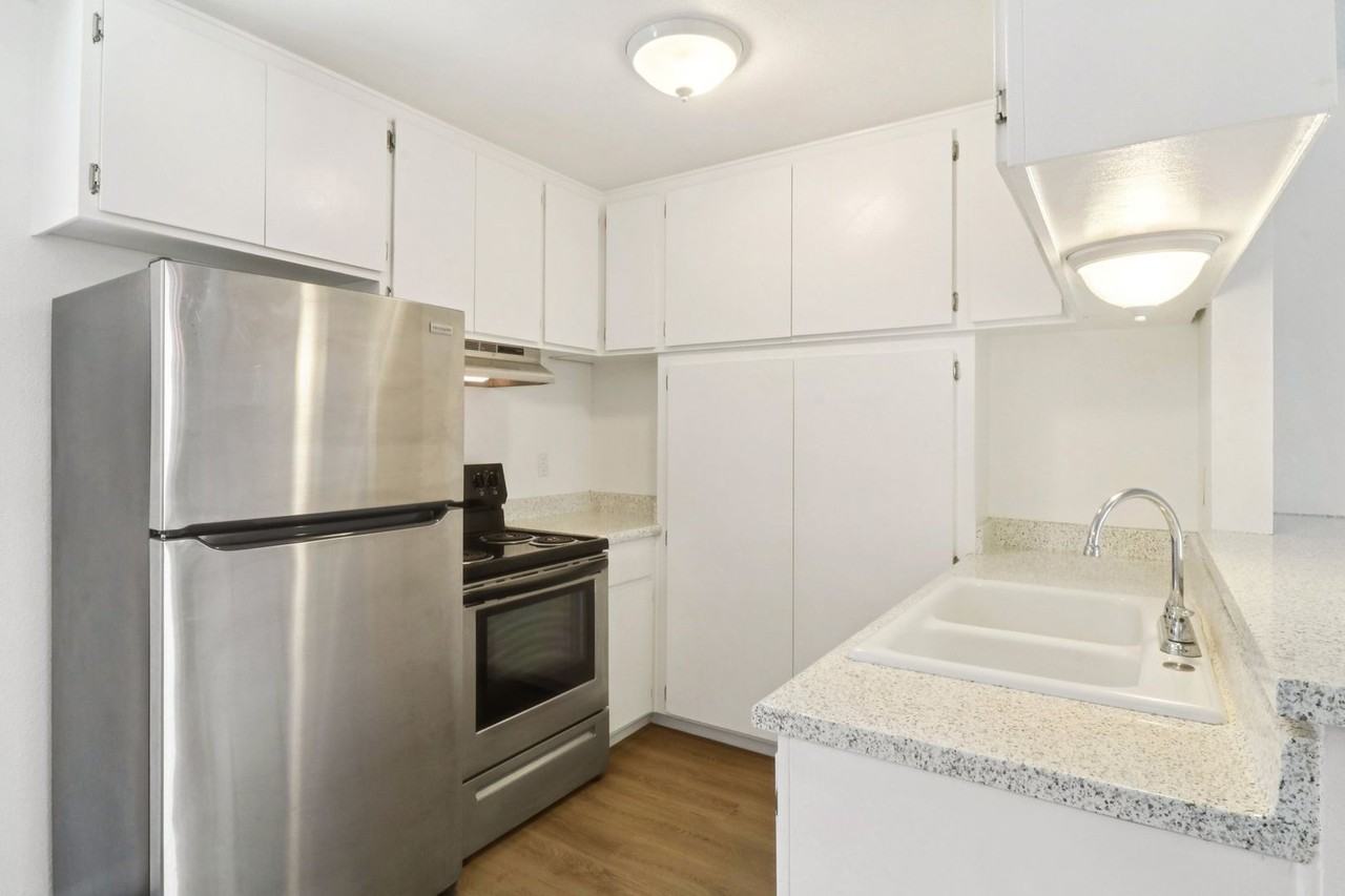 Stadium Arms Apartments - Photo 2 of 7
