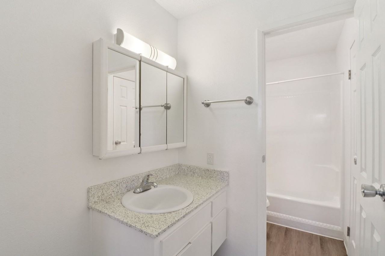 Stadium Arms Apartments - Photo 6 of 7
