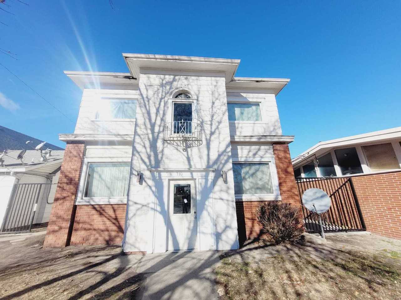 710 W 1st St - Photo 4 of 10