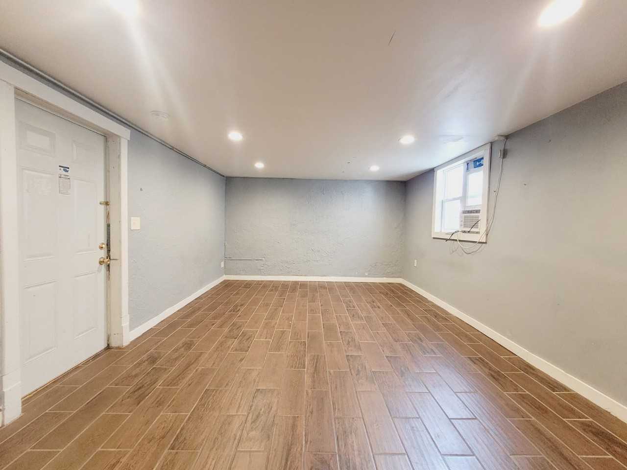 710 W 1st St - Photo 5 of 10