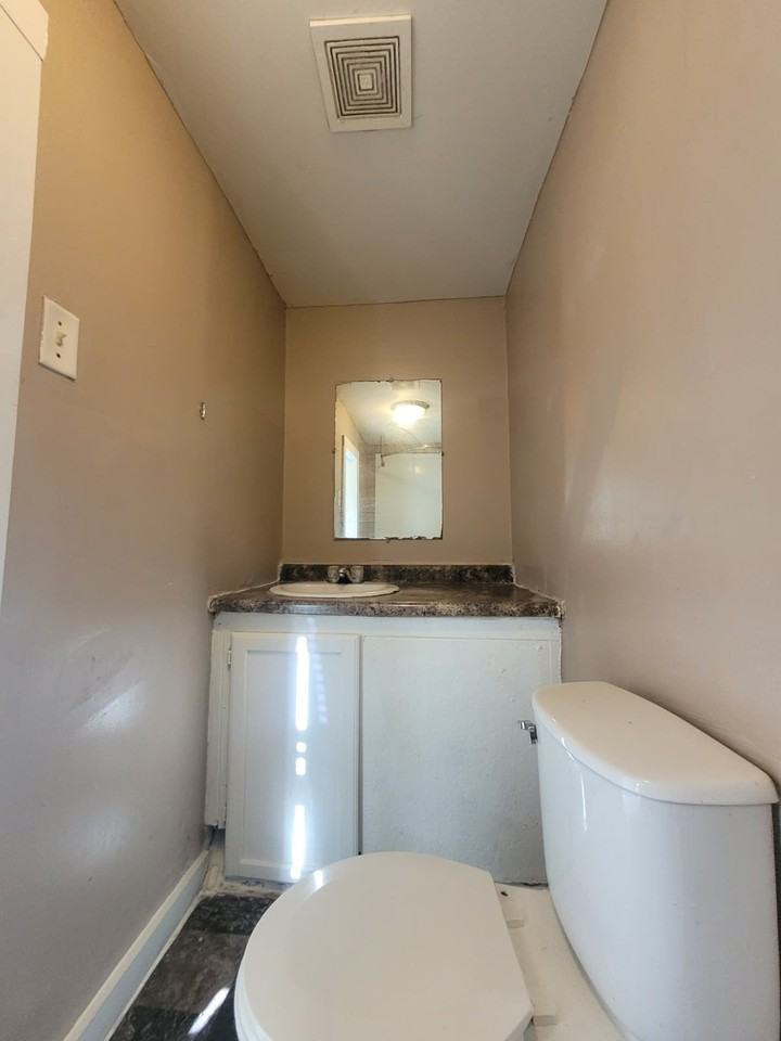 310 W 7th St - Photo 4 of 6