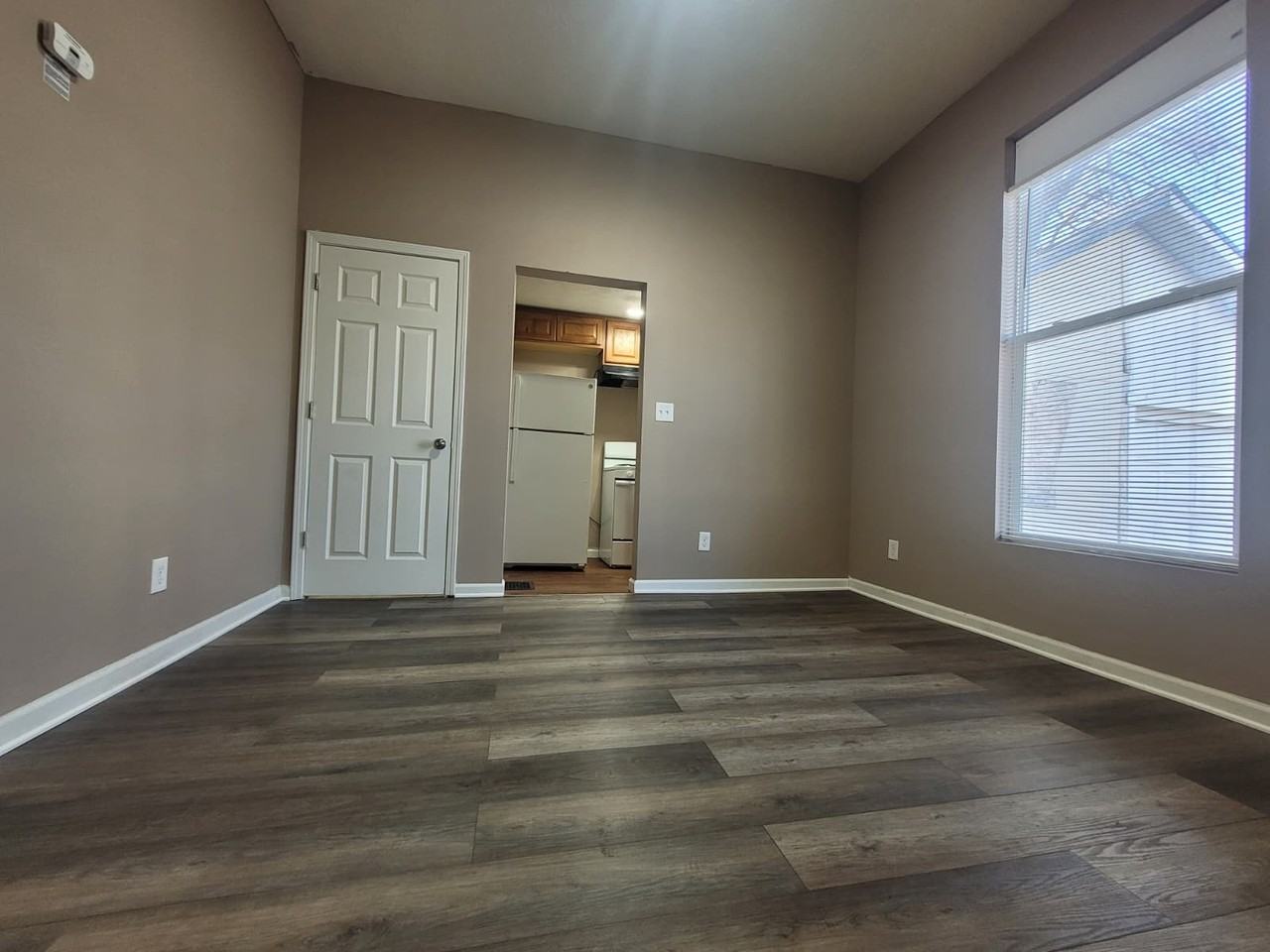 320 S Cleburn - Photo 5 of 8