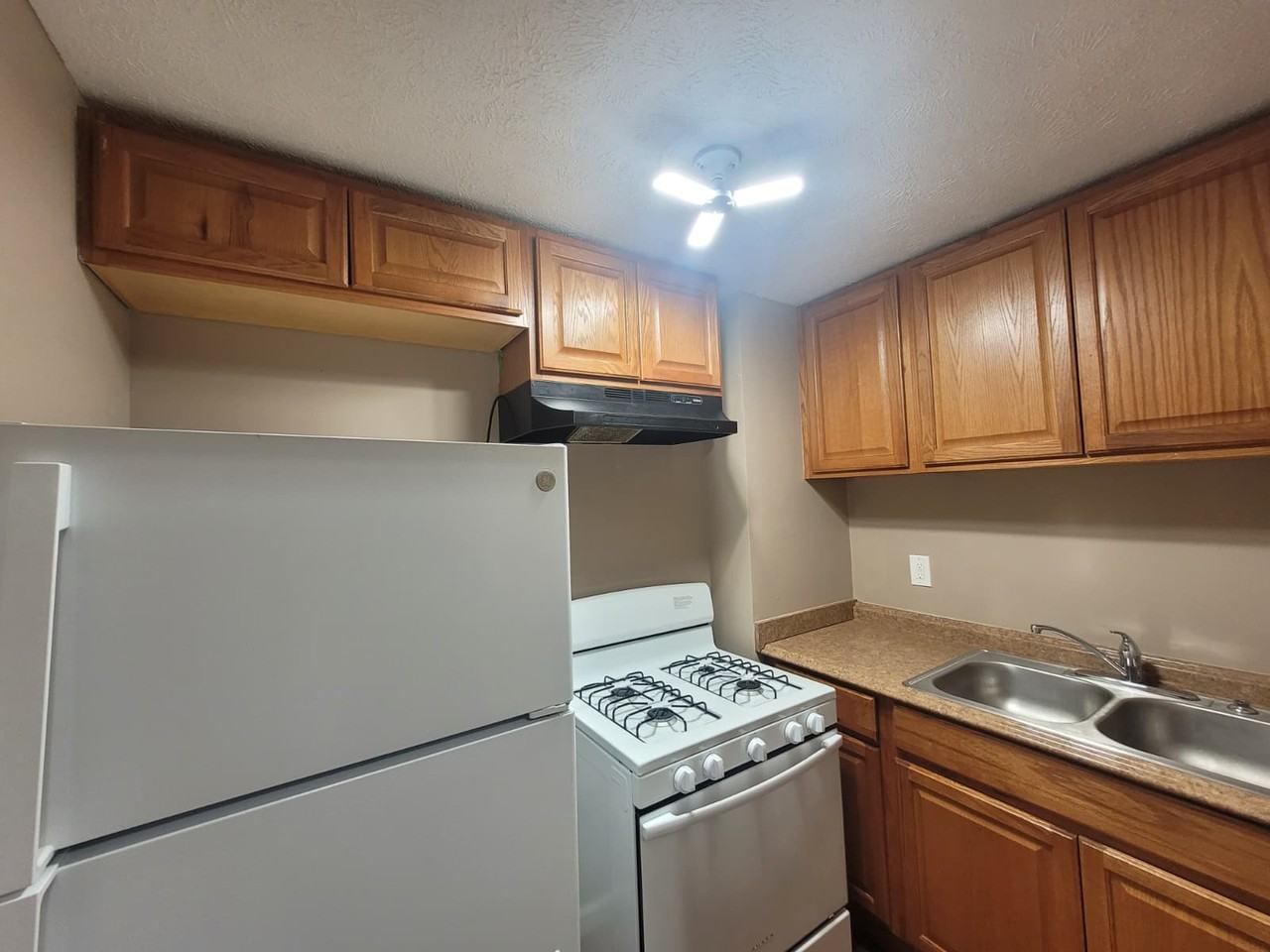 320 S Cleburn - Photo 6 of 8