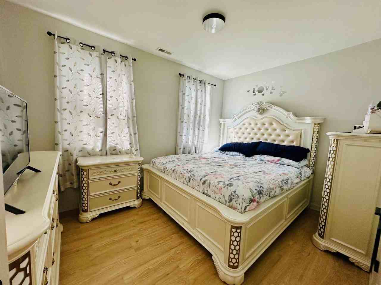 246 Ash St - Photo 3 of 15