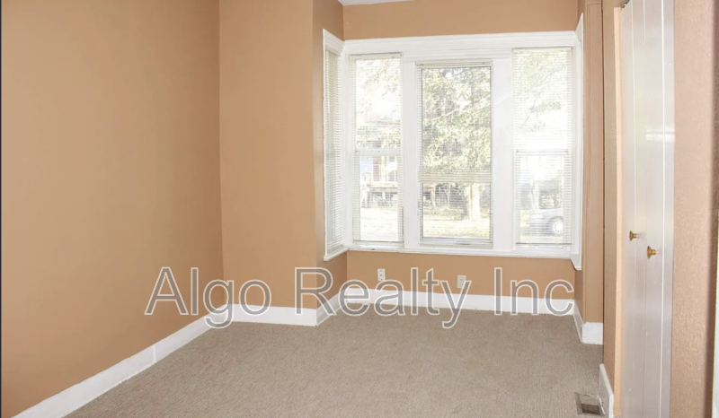 861 Marion St - Photo 5 of 8