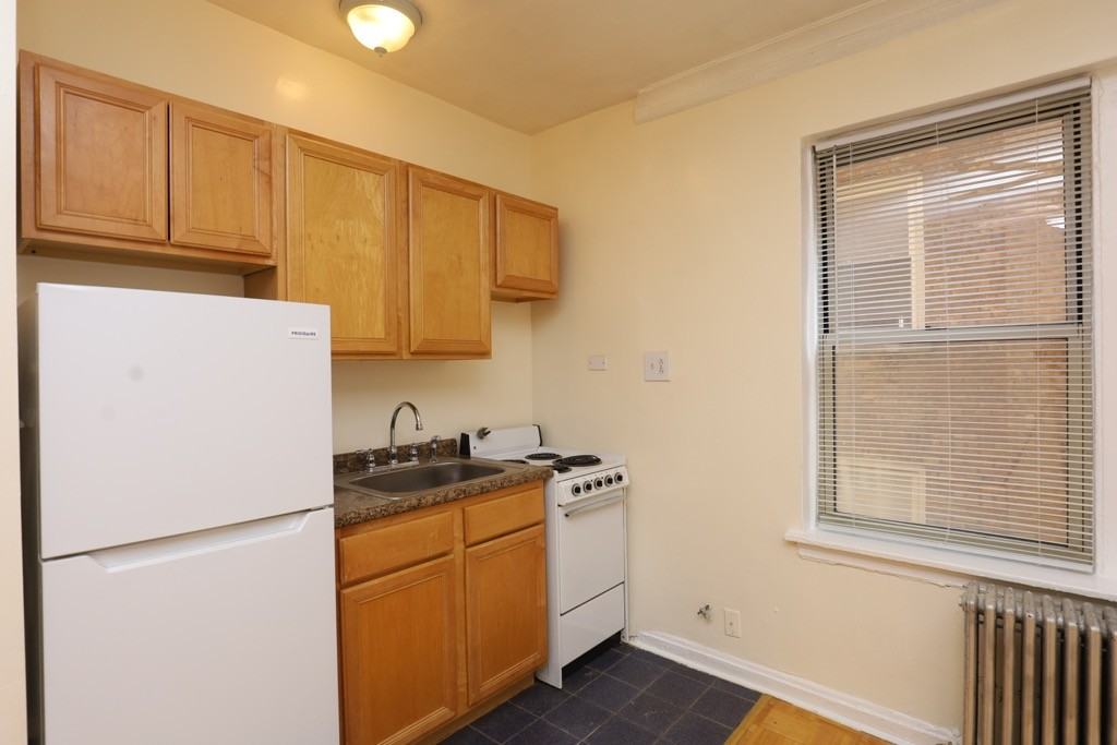 4519 N Malden St #P402 - Photo 3 of 17