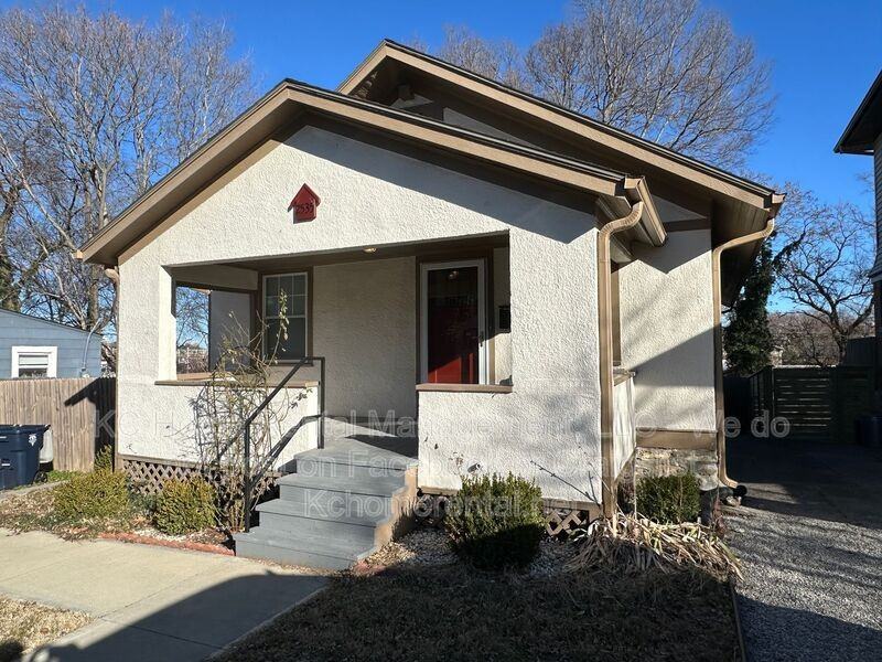 2535 Charlotte St - Photo 2 of 41