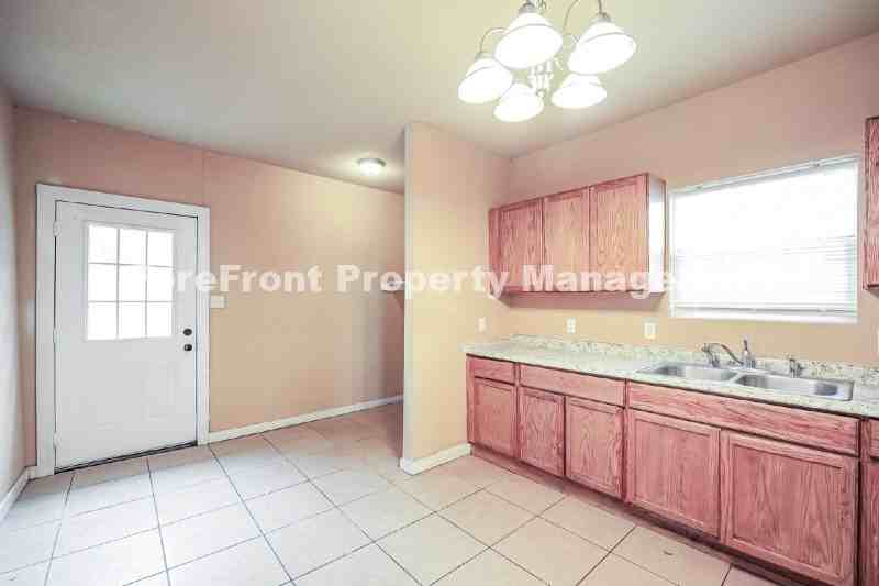 228 Yucca St - Photo 7 of 20