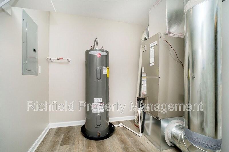 2553 Columbia Ave - Photo 7 of 30