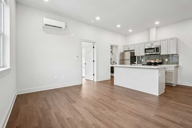 472 Roxborough Ave - Photo 3 of 17