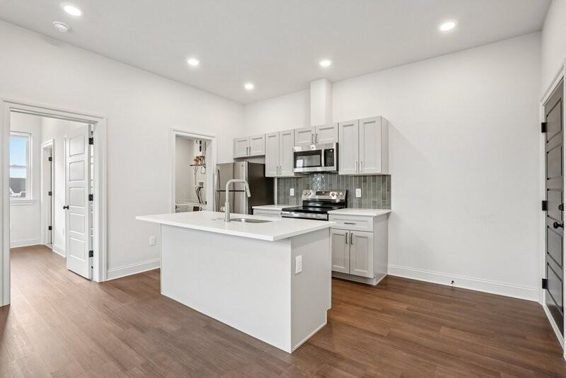 472 Roxborough Ave - Photo 6 of 17