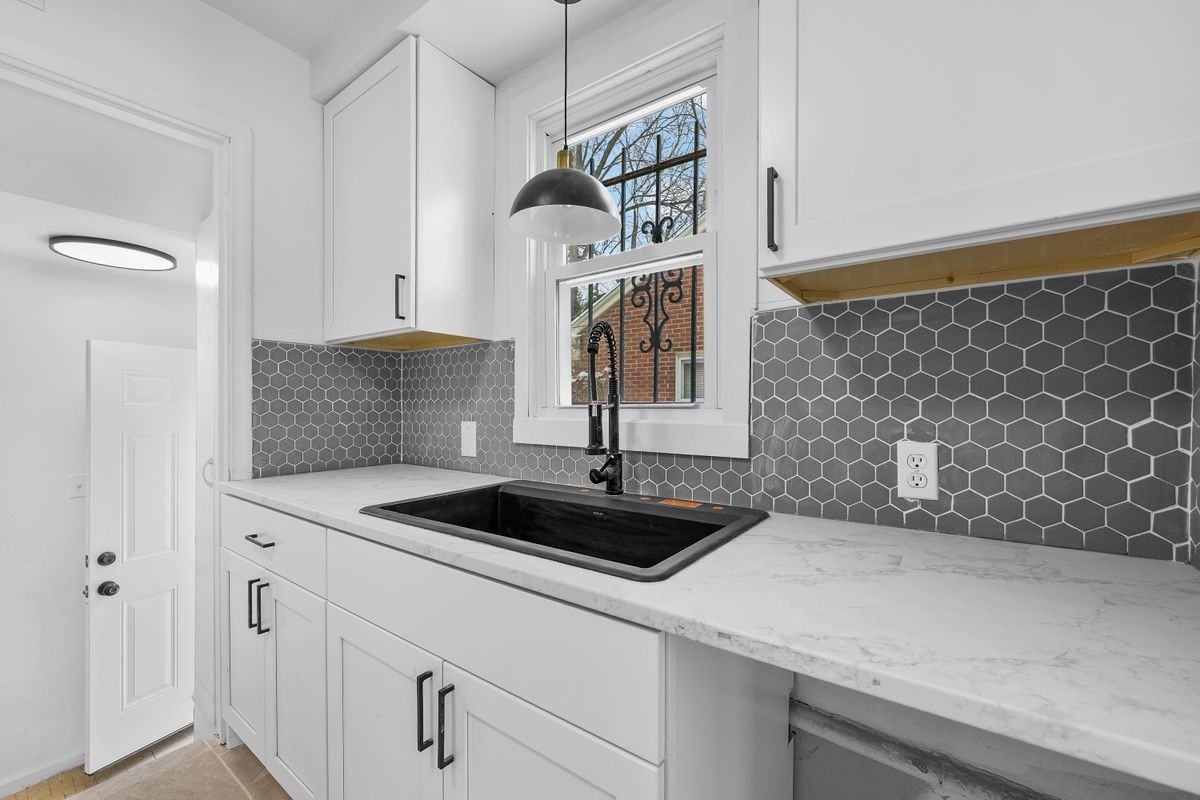 18525 Westmoreland Rd - Photo 3 of 23