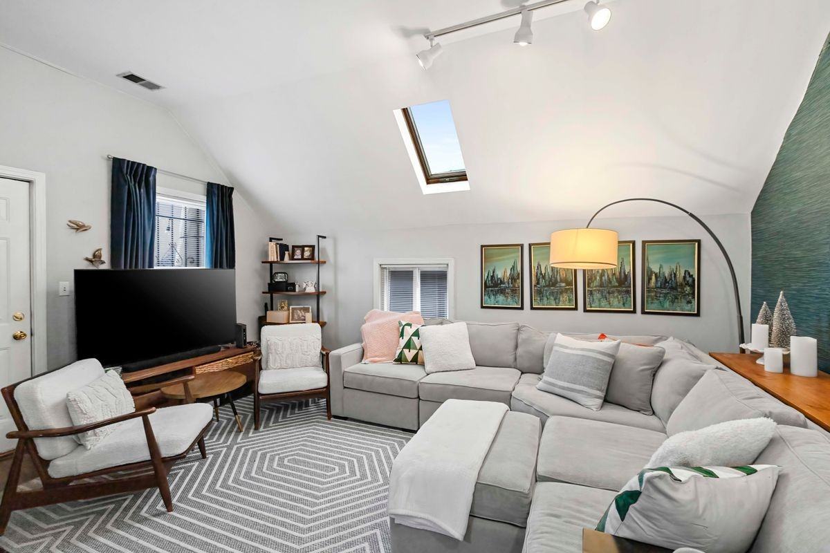 2518 N Campbell Ave - Photo 2 of 17