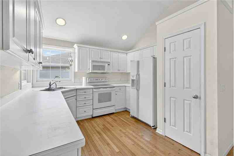 4522 Heathercove Pl - Photo 4 of 22