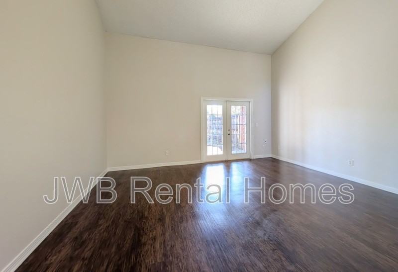 4553 Melissa Ct W - Photo 5 of 17