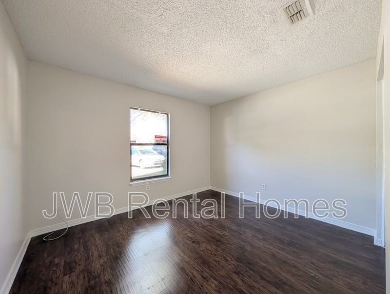 4553 Melissa Ct W - Photo 6 of 17