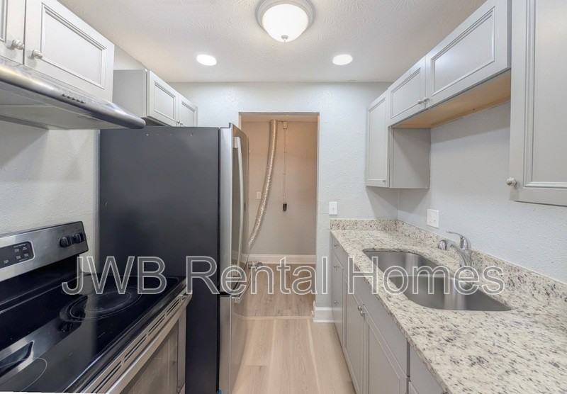 3301 Hunt St - Photo 4 of 19