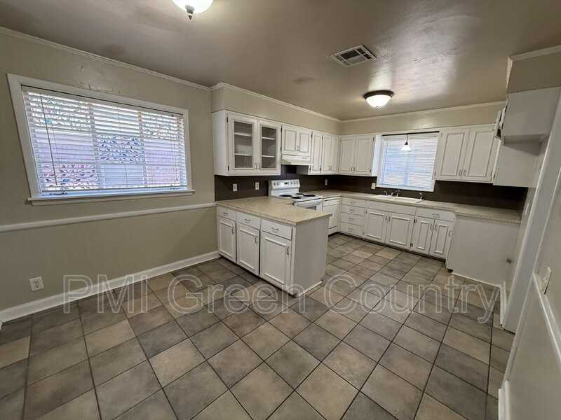 1127 E 53rd Pl - Photo 6 of 18