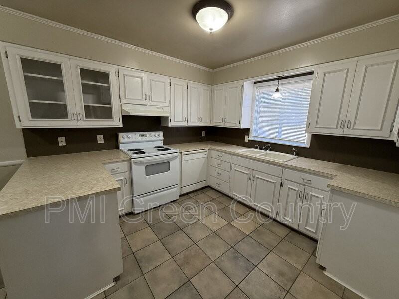 1127 E 53rd Pl - Photo 7 of 18