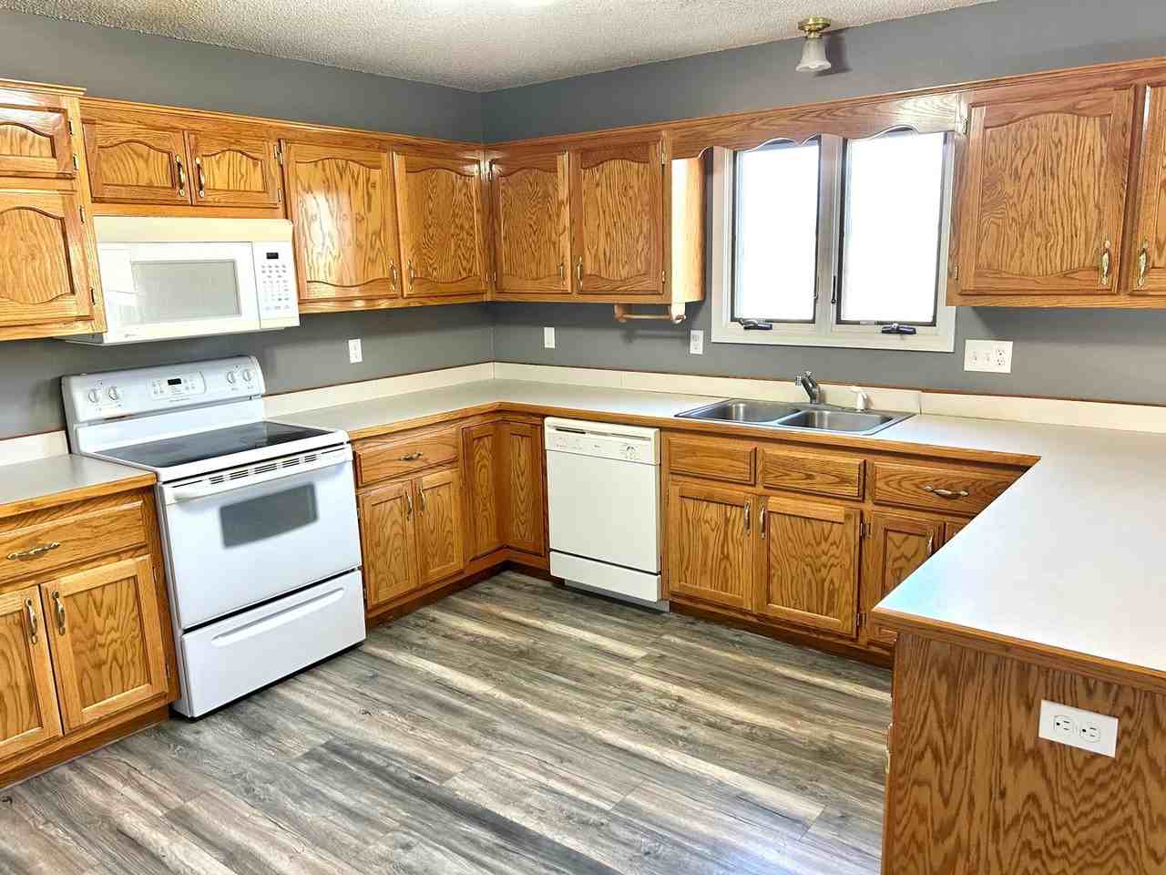 401 Shetland St - Photo 7 of 18