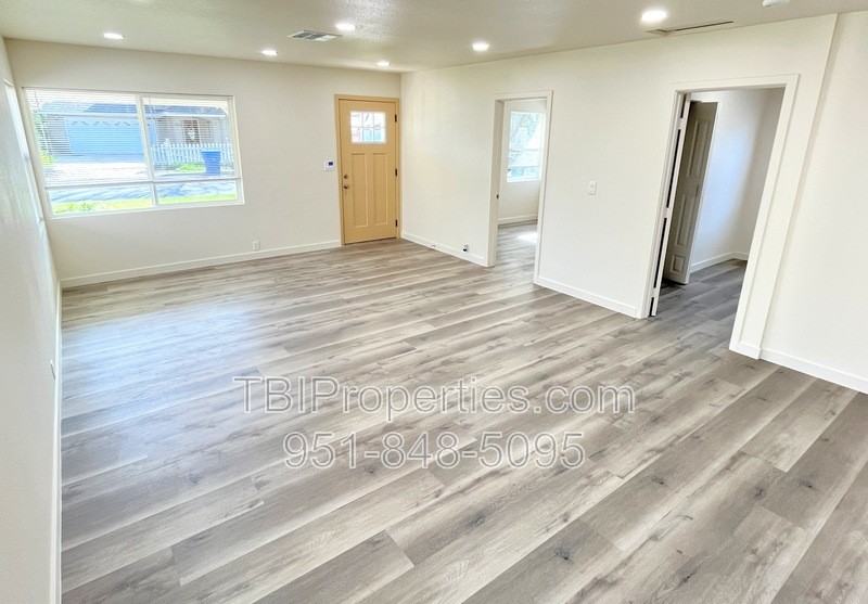 5769 Eugene St - Photo 2 of 26