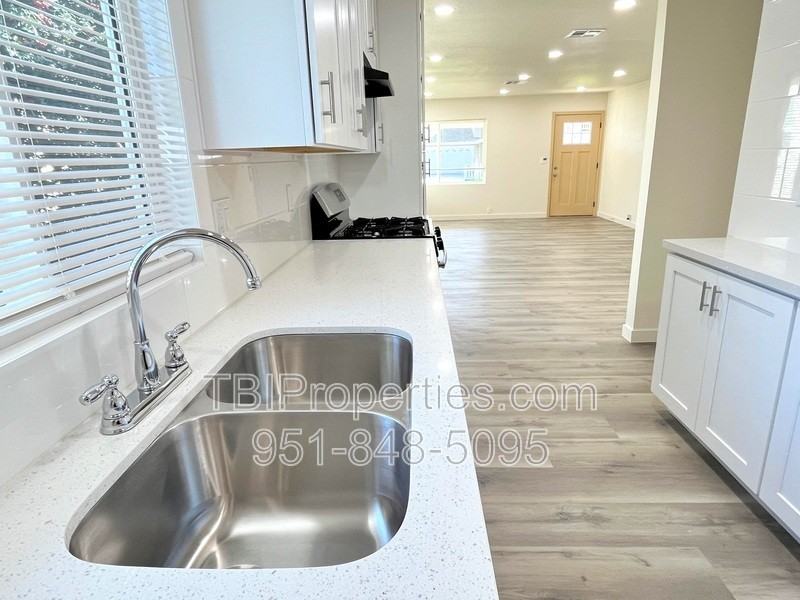 5769 Eugene St - Photo 5 of 26