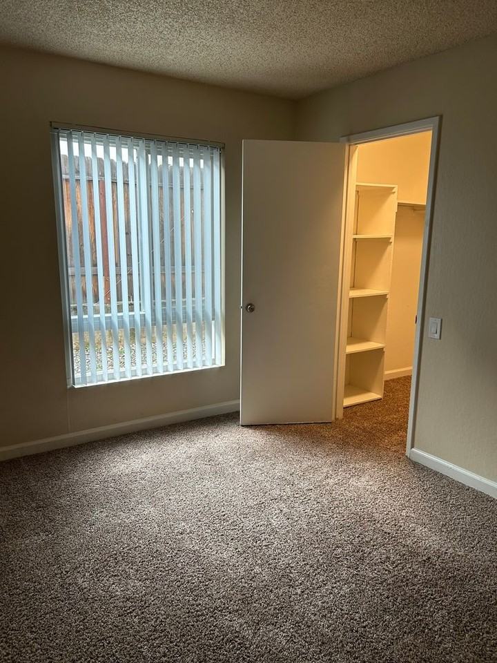 709 - Oakpoint Apartments - Photo 4 of 16