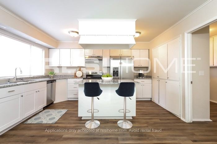 2421 Nw 113th Pl - Photo 3 of 17