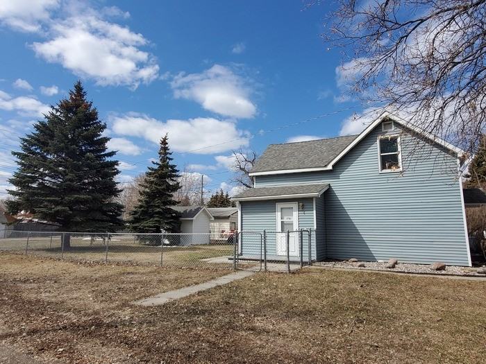 301 Leonard Ave - Photo 3 of 21