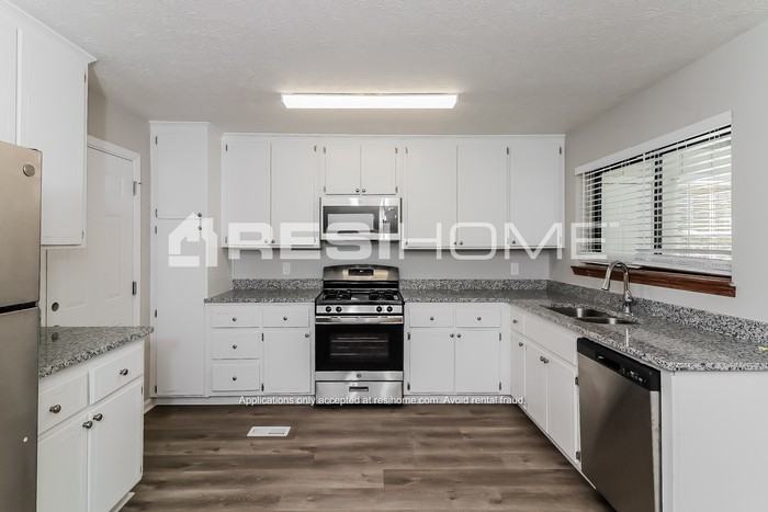 3041 Carmel Dr - Photo 3 of 20