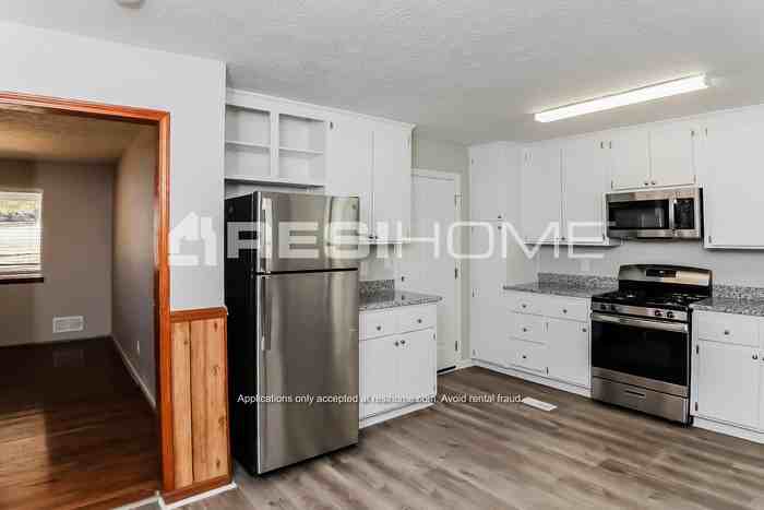 3041 Carmel Dr - Photo 4 of 20