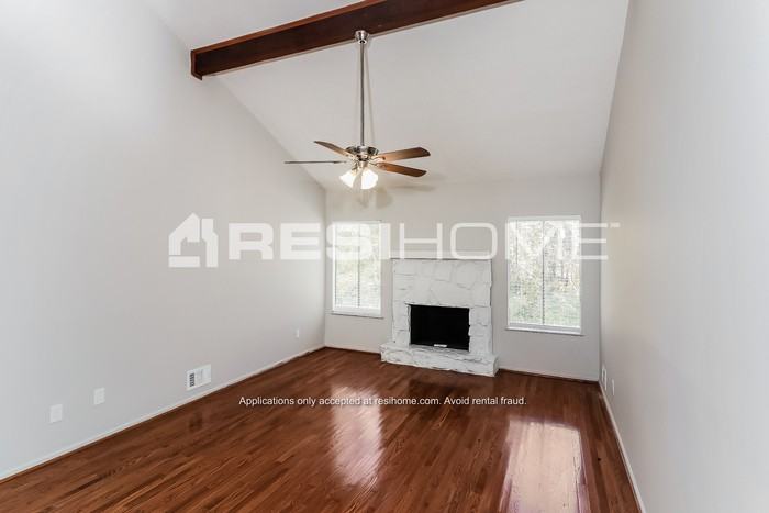 3041 Carmel Dr - Photo 5 of 20