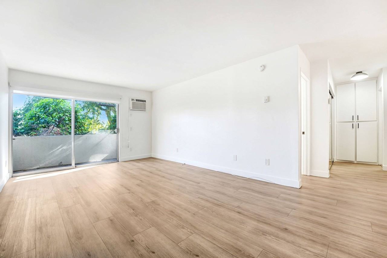 930 N Martel - Photo 7 of 30