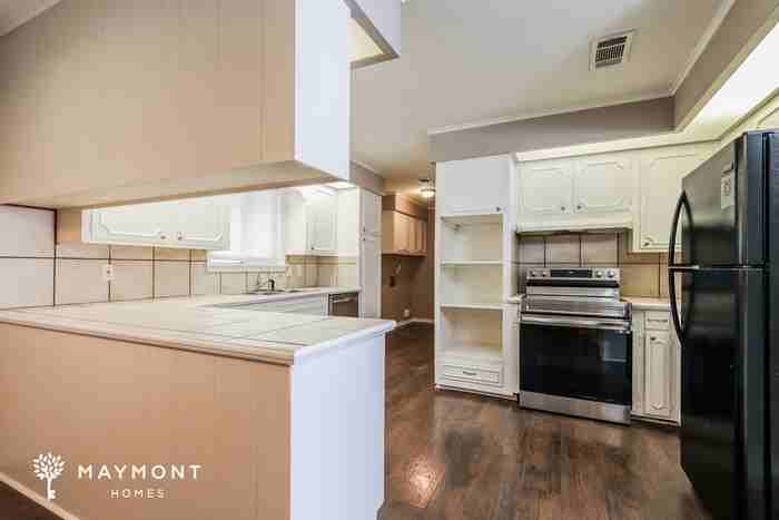 5559 Marblehead Dr - Photo 6 of 13