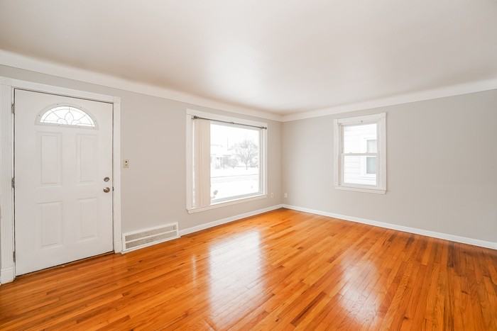 1557 Woodrow Ave - Photo 2 of 23