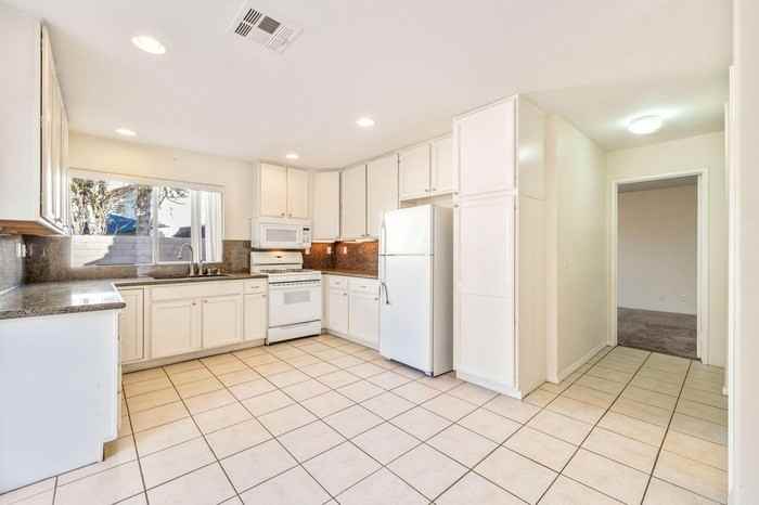 73950 Olive Ct - Photo 3 of 33