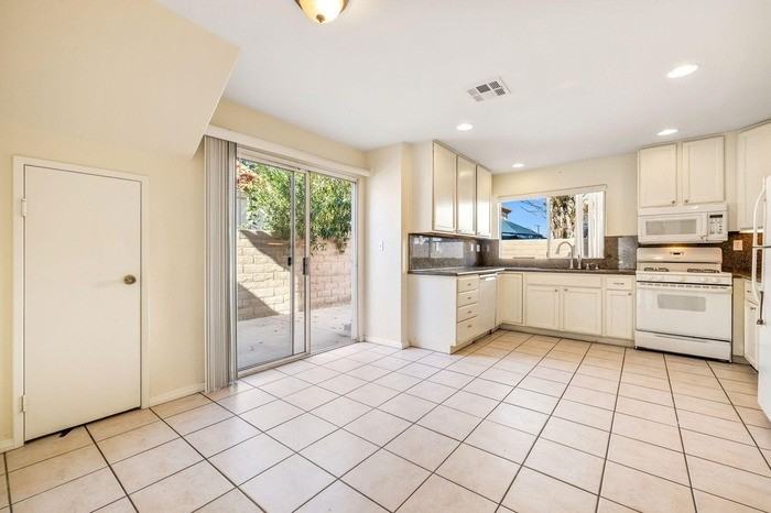 73950 Olive Ct - Photo 4 of 33