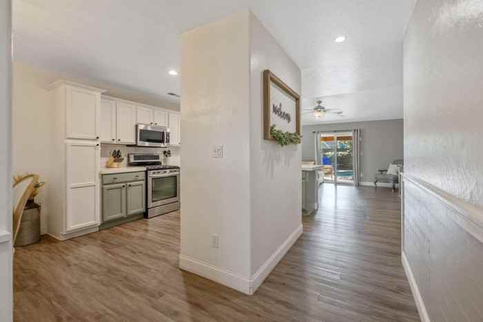 2715 W Brooke Ave - Photo 2 of 25