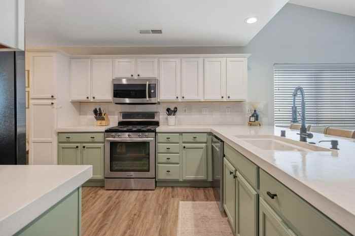 2715 W Brooke Ave - Photo 3 of 25